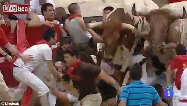 Hình ảnh nghẹt thở lễ hội thả bò tót Tây Ban Nha ảnh 2