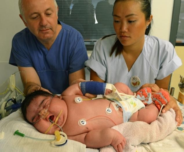 Bé gái vừa sinh đã nặng 6,1kg ảnh 1
