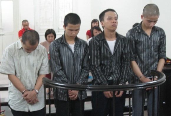 Bỏ nhà đi lang thang, bé gái bị ổ nhóm lưu manh khống chế, thay nhau hãm hiếp ảnh 1