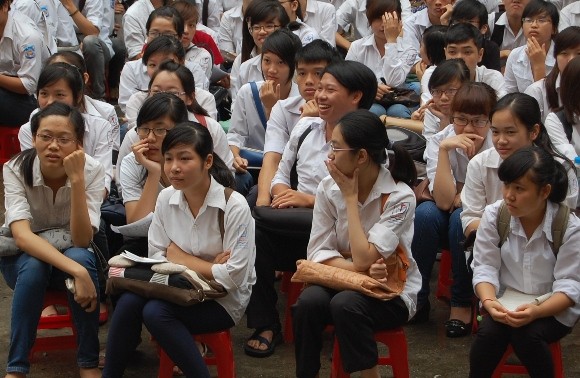 Thi tốt nghiệp THPT 2014: Một thí sinh thi vẫn phải có hơn 10 người phục vụ ảnh 1
