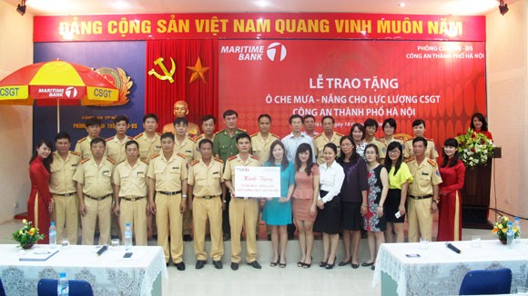 Maritime Bank tặng 400 chiếc ô cho lực lượng CSGT Hà Nội ảnh 1