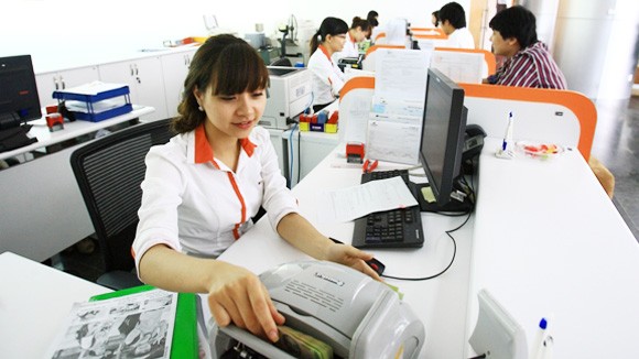 Khi phát hiện tiền giả phải lập biên bản thu giữ, bấm lỗ ảnh 1