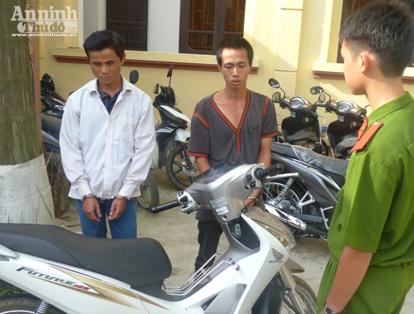 Xin đi nhờ xe rồi dí dao chọc tiết lợn vào cổ cô gái trẻ để cướp ảnh 2