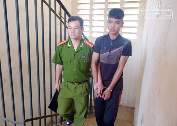 Hai tay hai dao truy sát làm náo loạn xóm trọ ảnh 3