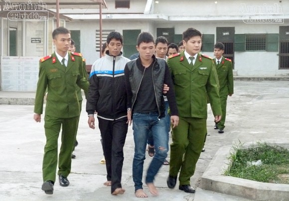 Côn đồ kéo đến nhà, cụ già ôm di ảnh con trai ra đường kêu cứu ảnh 1