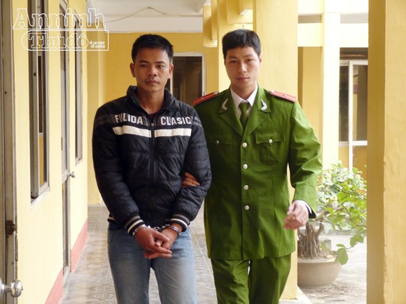 Bao thuốc lá chứa má túy giấu dưới gốc đa ảnh 1