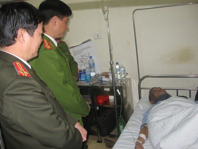 Thăm hỏi, tặng quà gia đình chính sách, CBCS có hoàn cảnh khó khăn ảnh 1