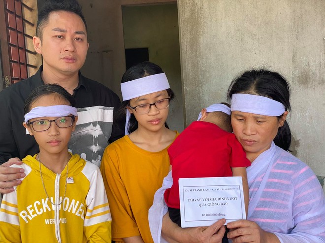 Thanh Lam, Tùng Dương nghẹn ngào khi trao quà cứu trợ người dân Hà Tĩnh  ảnh 3