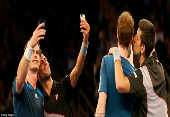 Djokovic và Murray rủ nhau “tự sướng” ngay trên sân tennis ảnh 1