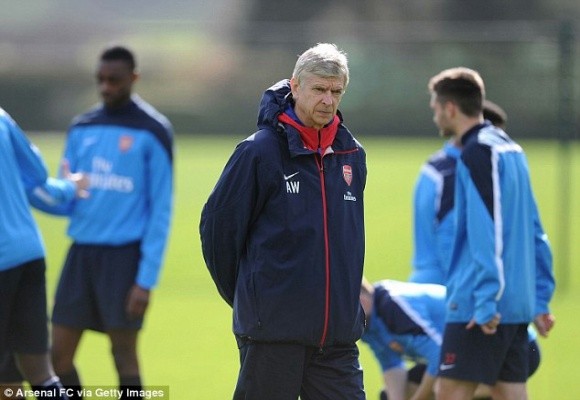 HLV Wenger họp khẩn cùng các học trò sau thảm bại trước Chelsea ảnh 1