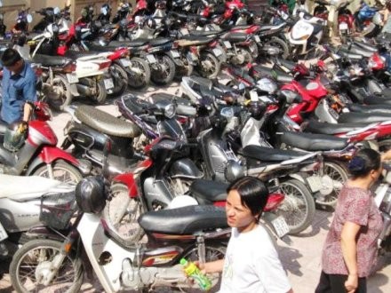Bãi trông xe thu gấp...10 lần giá vé nhà nước ảnh 1