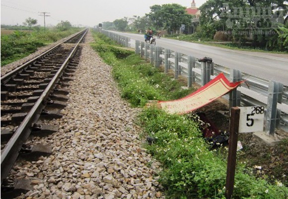Một phụ nữ nát người bên đường ray ảnh 1