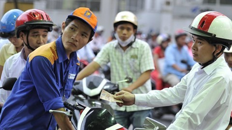 Xăng tăng 460 đồng/lít, đắt kỷ lục ảnh 1