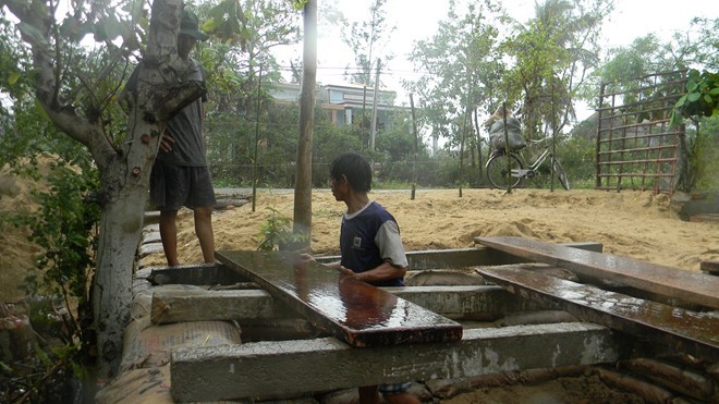 Dân đào hầm, quân đội đưa xe lội nước vào đối phó siêu bão Hải Yến ảnh 4