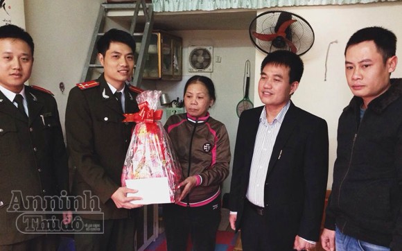 Thăm, tặng quà tết đoàn viên có hoàn cảnh khó khăn ảnh 1