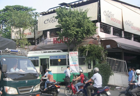 Xe buýt đâm sầm vào quán cà phê ảnh 1