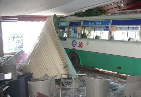 Xe buýt đâm sầm vào quán cà phê ảnh 2