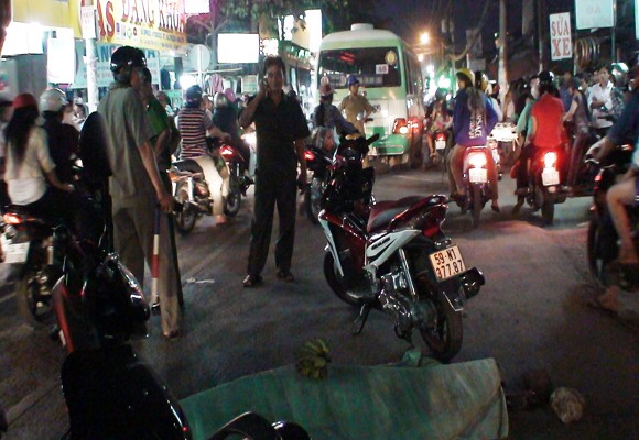 Trên đường đi dự tiệc cưới, một phụ nữ bị xe buýt cán chết ảnh 1