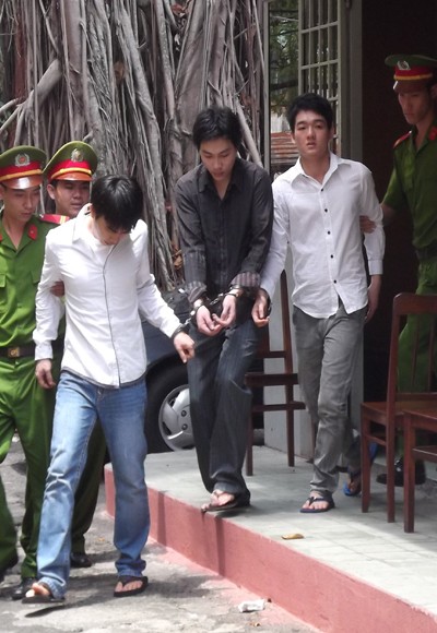Án thích đáng cho nhóm giang hồ ném bom xăng vào CSHS ảnh 1