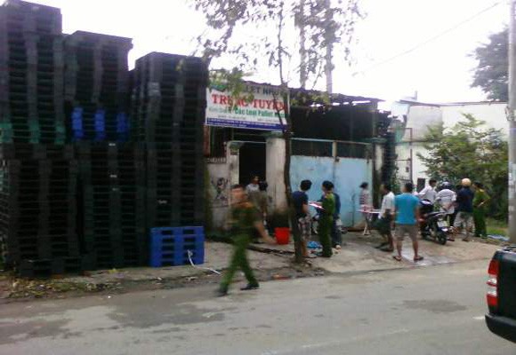 Cháy lớn trong khu dân cư, 1 người bị thương và 4 nhà dân bị cháy xém ảnh 1