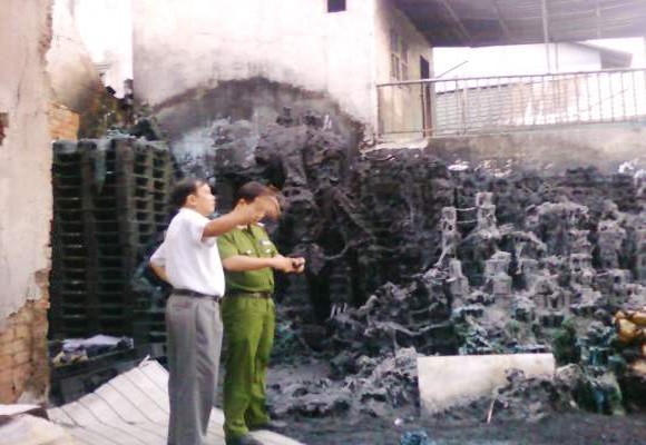 Cháy lớn trong khu dân cư, 1 người bị thương và 4 nhà dân bị cháy xém ảnh 2