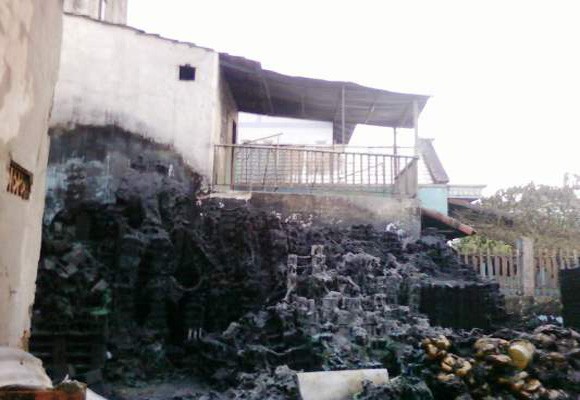 Cháy lớn trong khu dân cư, 1 người bị thương và 4 nhà dân bị cháy xém ảnh 3