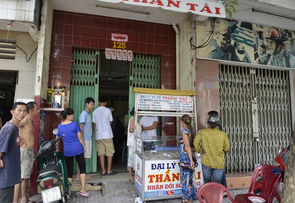 Khởi tố kẻ “điên tình” tạt a xít làm 6 người bị thương tích ảnh 1