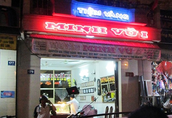 Thua bạc sợ chồng đánh, “quý bà” cướp giật ở tiệm vàng ảnh 2