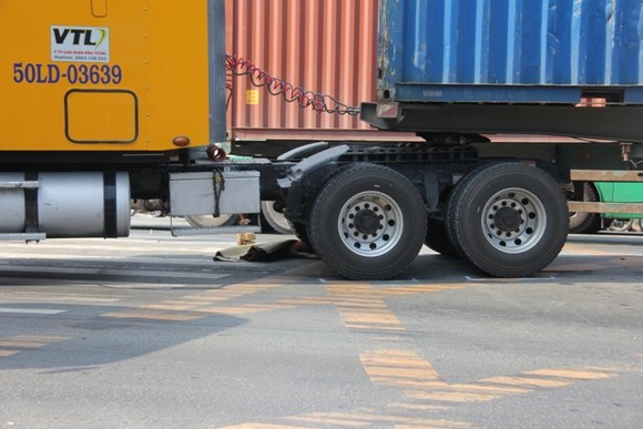 Container tông chết bé trai băng ngang quốc lộ ảnh 1