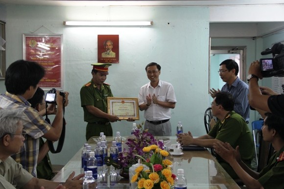 Bị bắt khi đang “ôm” 1,1 kg heroin ảnh 2