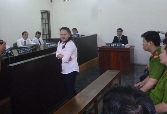 “Ác mẫu” giẫm đạp chết bé trai 18 tháng tuổi khóc nức nở suốt phiên tòa ảnh 3