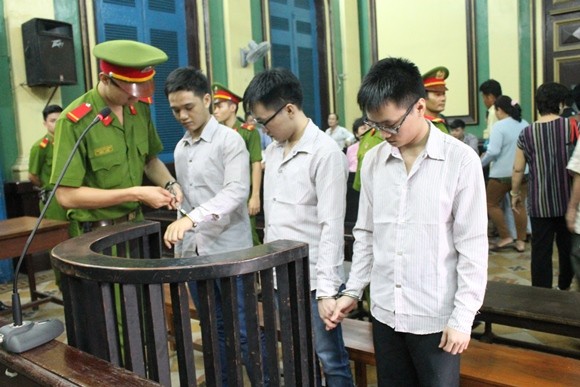 Hai anh em sinh đôi giết người vì tiếng nẹt pô xe inh ỏi ảnh 1