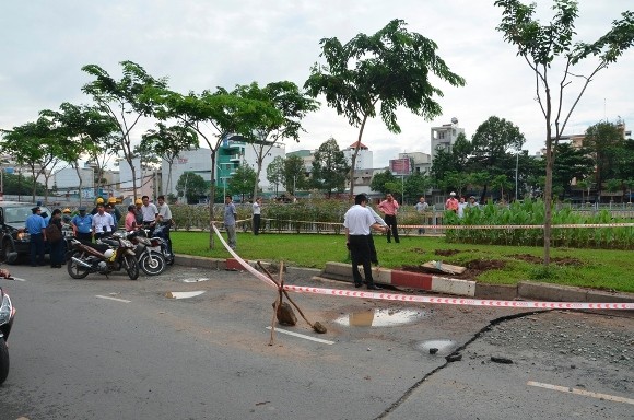 TP.HCM: Trời mưa, hố ga giữa đường bỗng phát nổ ảnh 1