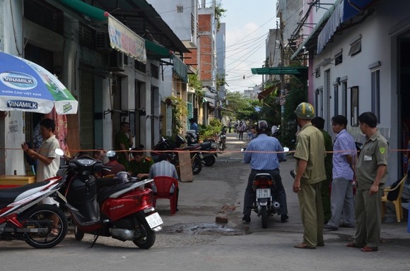 Nam thanh niên gục chết trong hẻm, cơ thể có nhiều vết đâm ảnh 1