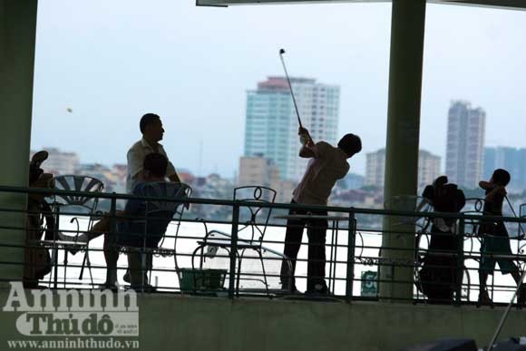 Giải mã về “sân” golf trên mặt nước và chuyện... hết thiêng của hồ Tây ảnh 1
