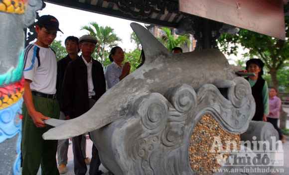Ly kỳ, hoảng sợ thần ngư “sống lại” trong ngày hội Miếu Đỏ ảnh 1