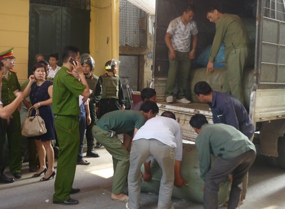 Phát hiện, thu giữ "kho" hàng lậu lớn chuẩn bị tuồn đi tiêu thụ ảnh 2