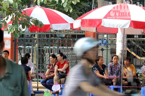 Sức "nóng" ngoài phòng thi đại học ảnh 13
