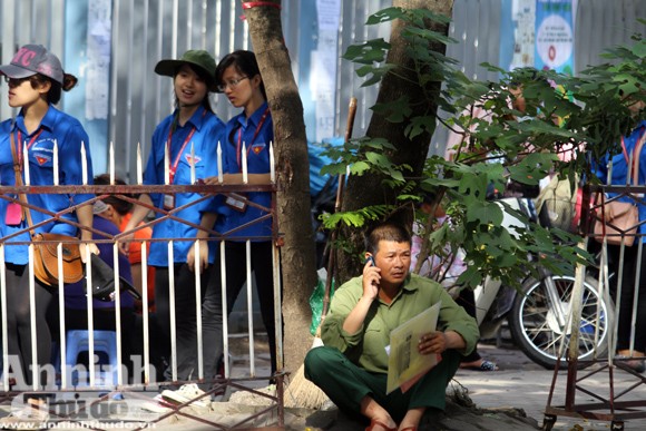Sức "nóng" ngoài phòng thi đại học ảnh 3