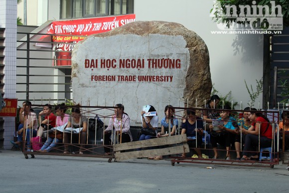Sức "nóng" ngoài phòng thi đại học ảnh 11