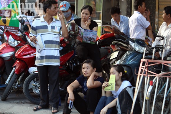 Sức "nóng" ngoài phòng thi đại học ảnh 9