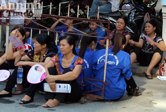 Sức "nóng" ngoài phòng thi đại học ảnh 8