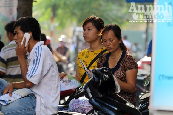Sức "nóng" ngoài phòng thi đại học ảnh 12