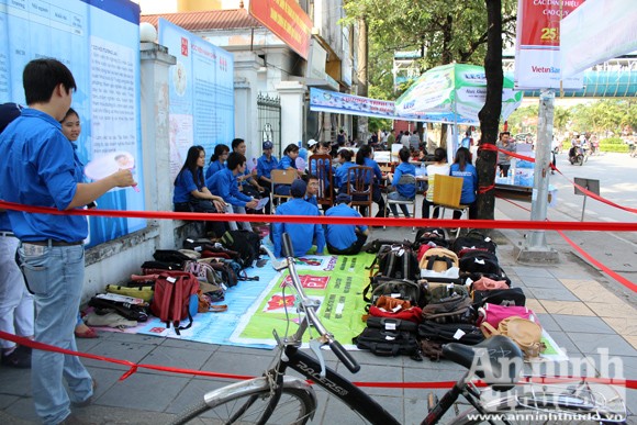 Sức "nóng" ngoài phòng thi đại học ảnh 15