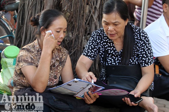Sức "nóng" ngoài phòng thi đại học ảnh 7