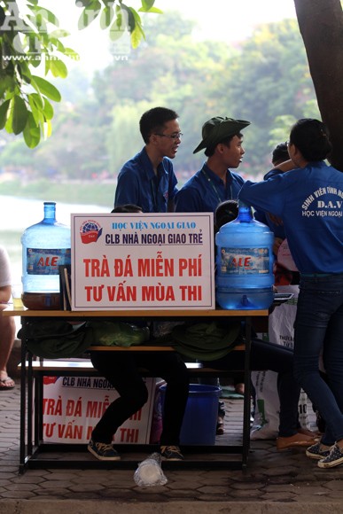 Sức "nóng" ngoài phòng thi đại học ảnh 16