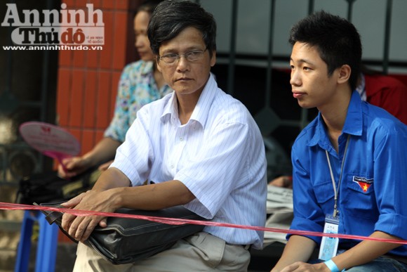Sức "nóng" ngoài phòng thi đại học ảnh 1
