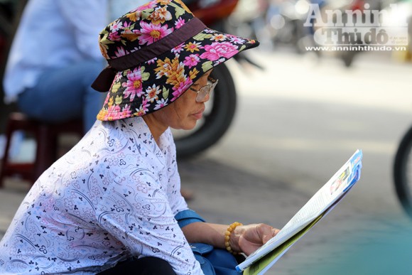 Sức "nóng" ngoài phòng thi đại học ảnh 5