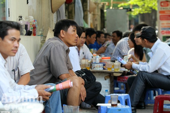 Sức "nóng" ngoài phòng thi đại học ảnh 2