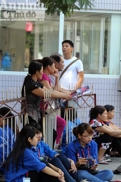 Sức "nóng" ngoài phòng thi đại học ảnh 6